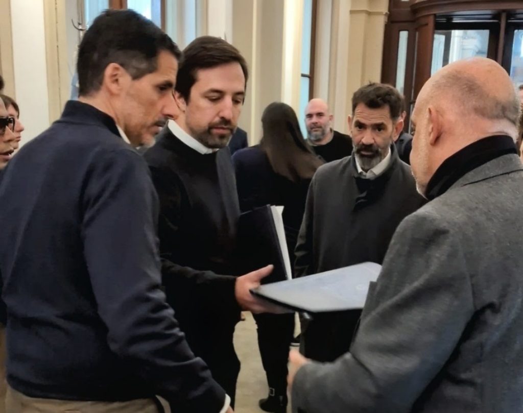 Los legisladores de La Libertad Avanza, Carlos Curestis y Juan Esteban Osaba le entregaron a Kreplak los proyectos de La Libertad Avanza que refieren a la situación del IOMA.