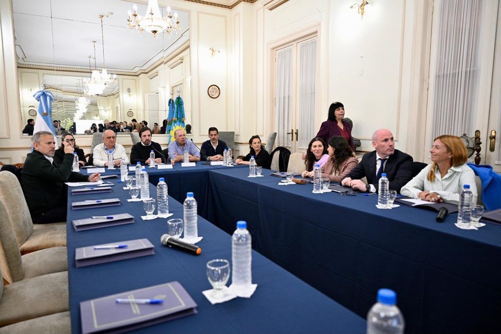 Los senadores de Hechos, Marcelo Leguizamón y Emilia Subiza, le preguntaron al ministro Kreplak por la situación del IOMA.