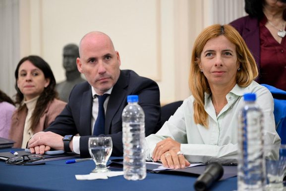 HECHOS cuestionó los proyectos de salud de Kicillof y reclamó explicaciones por el IOMA Los senadores de Hechos, Marcelo Leguizamón y Emilia Subiza, indicaron que los proyectos de salud de Kicillof crean nuevas estructuras "en vez de acelerar los procesos de atención existentes".