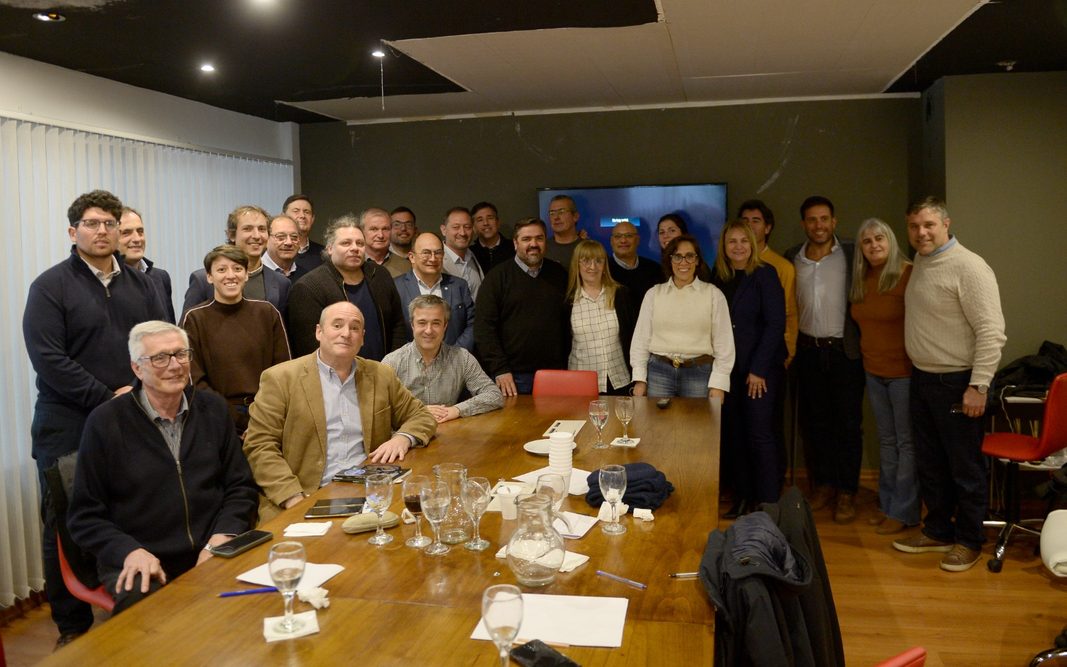 El titular del Comité Provincia de la UCR bonaerense, Emiliano Balbín, encabezó en La Plata un encuentro con intendentes del espacio.