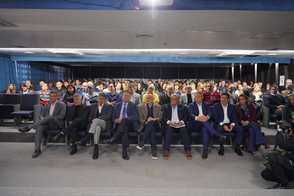 Diputados bonaerenses participaron de una charla-debate para abordar el sobreendeudamiento familiar y buscar una respuesta para los bonaerenses. 