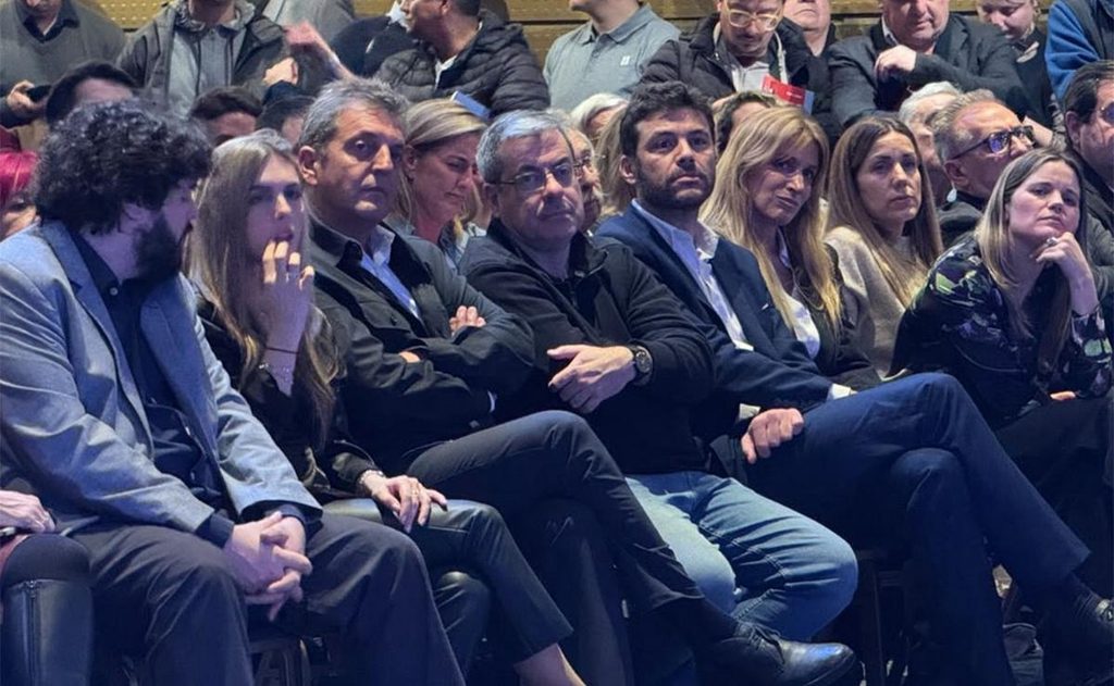 Con Sergio Massa en primera fila, el diputado Diego Giuliano presentó su libro "La Santa Fe que viene".
