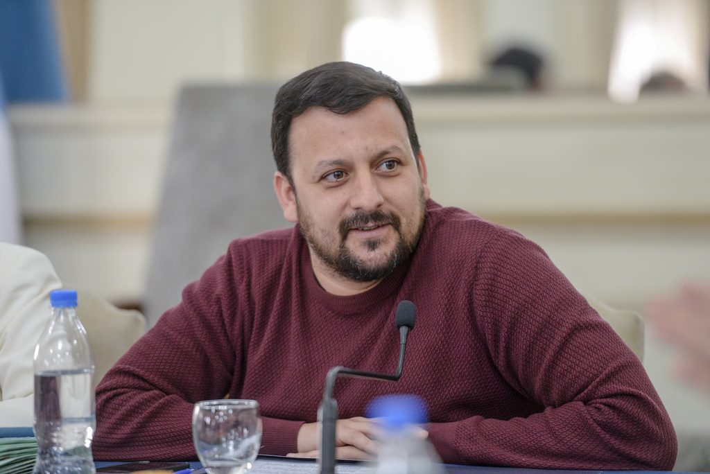 El senador camporista, Emmanuel González Santalla, autor del proyecto para adherir a la Ley 24.901, de Atención Integral a las Personas con Discapacidad.