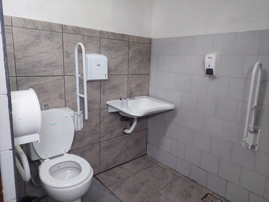 Entre las obras inauguradas en establecimientos educativos de Tordillo, se encuentras baños accesibles para niños con discapacidad.
