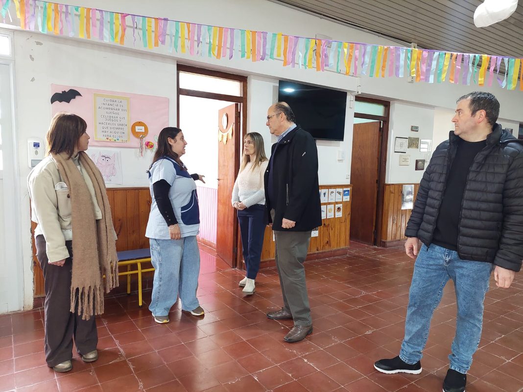 El intendente de Tordillo, Héctor Olivera, recorrió las nuevas obras de reacondicionamiento de sanitarios en instituciones educativas.