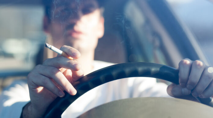 Diputados vuelven a la carga contra el cigarrillo: proponen multas por fumar en el auto La diputada Viviana Romano busca que fumar al volante se convierta en una infracción de tránsito con multas de entre $45.000 y $220.000.