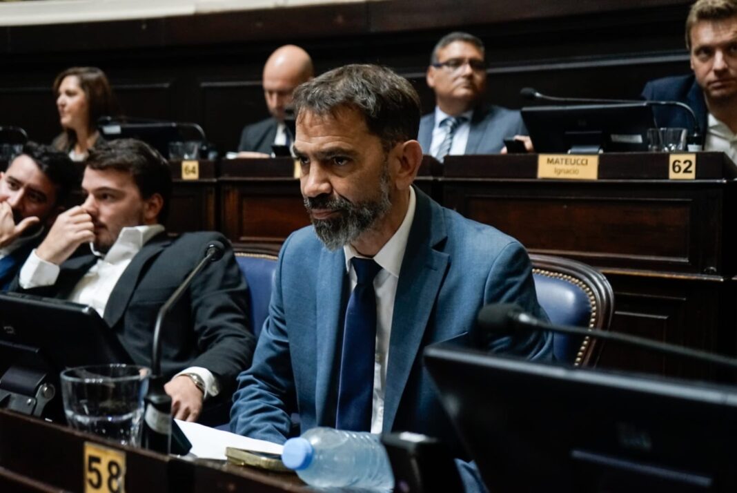 La Cámara de Diputados bonaerense avaló el cambio en la autoridad del bloque de La Libertad Avanza. Juan Osaba se transformó en el nuevo presidente.