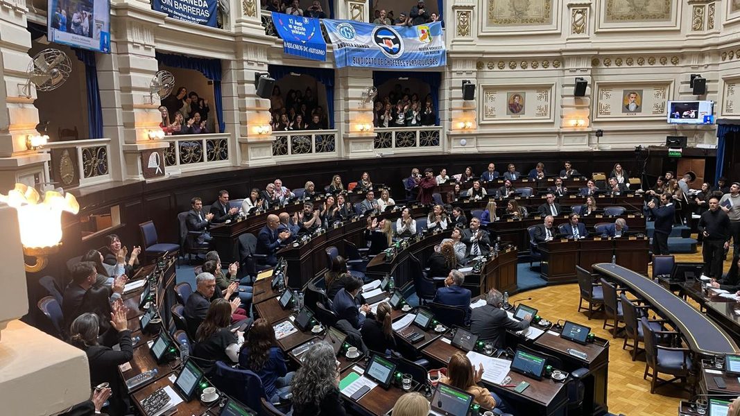 La Cámara baja bonaerense aprobó por unanimidad el proyecto de Ley Ema para promover la convivencia digital segura en escuelas, y prevenir el ciberacoso y la sextorsión.