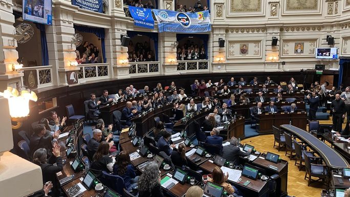 Diputados dio media sanción a la Ley Ema para prevenir la violencia digital en escuelas La Cámara baja bonaerense aprobó por unanimidad el proyecto de Ley Ema para promover la convivencia digital segura en escuelas, y prevenir el ciberacoso y la sextorsión.