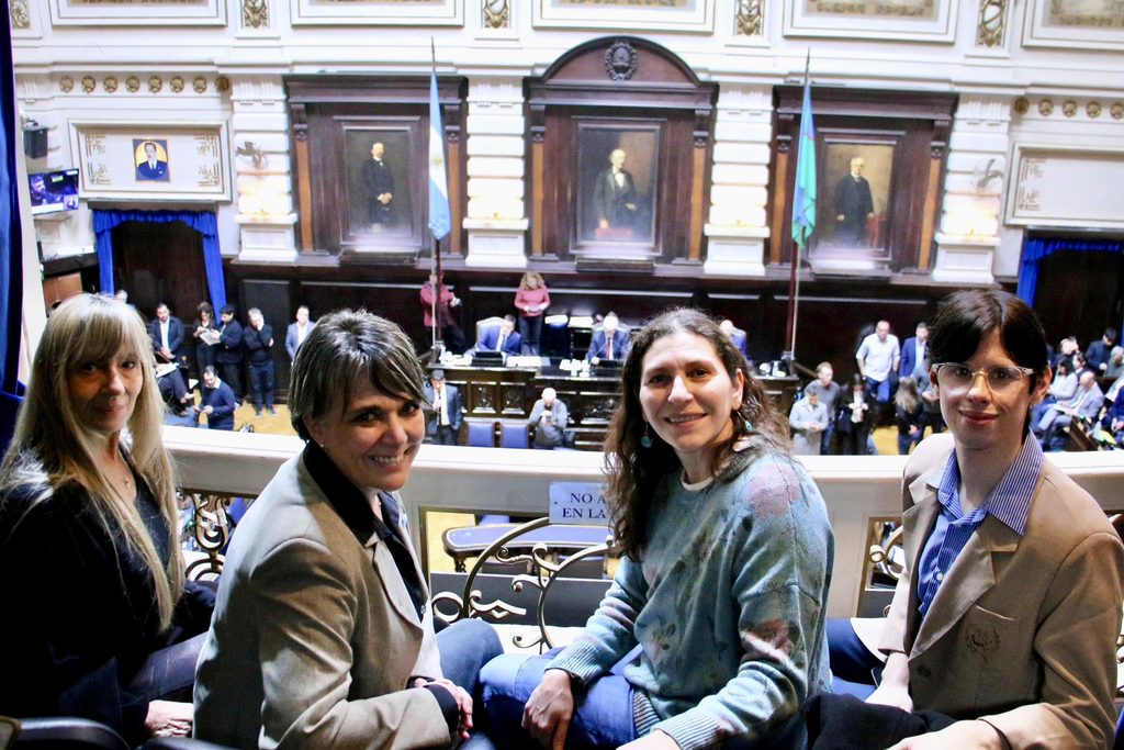 La madre de Ema Bondaruk, Laura Sánchez, estuvo presente en el recinto y destacó la media sanción de la Ley Ema.