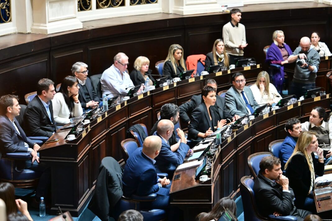La Cámara baja bonaerense aprobó por unanimidad el proyecto de Ley Ema para promover la convivencia digital segura en escuelas, y prevenir el ciberacoso y la sextorsión.