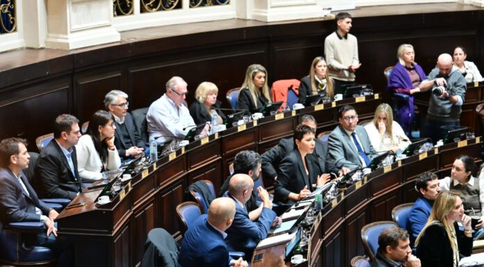 Diputados dio media sanción a la Ley Ema para prevenir la violencia digital en escuelas La Cámara baja bonaerense aprobó por unanimidad el proyecto de Ley Ema para promover la convivencia digital segura en escuelas, y prevenir el ciberacoso y la sextorsión.
