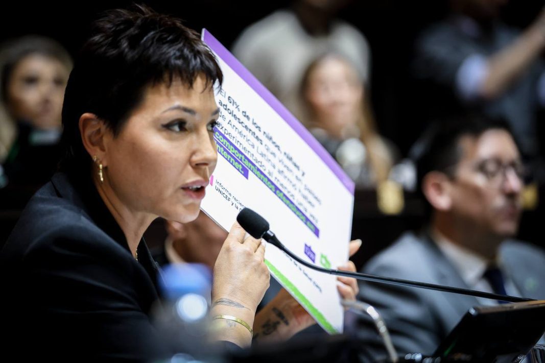 Mayra Mendoza destacó la media sanción de la Ley Ema y apuntó a reforzar la prevención de la violencia digital en las escuelas bonaerenses.