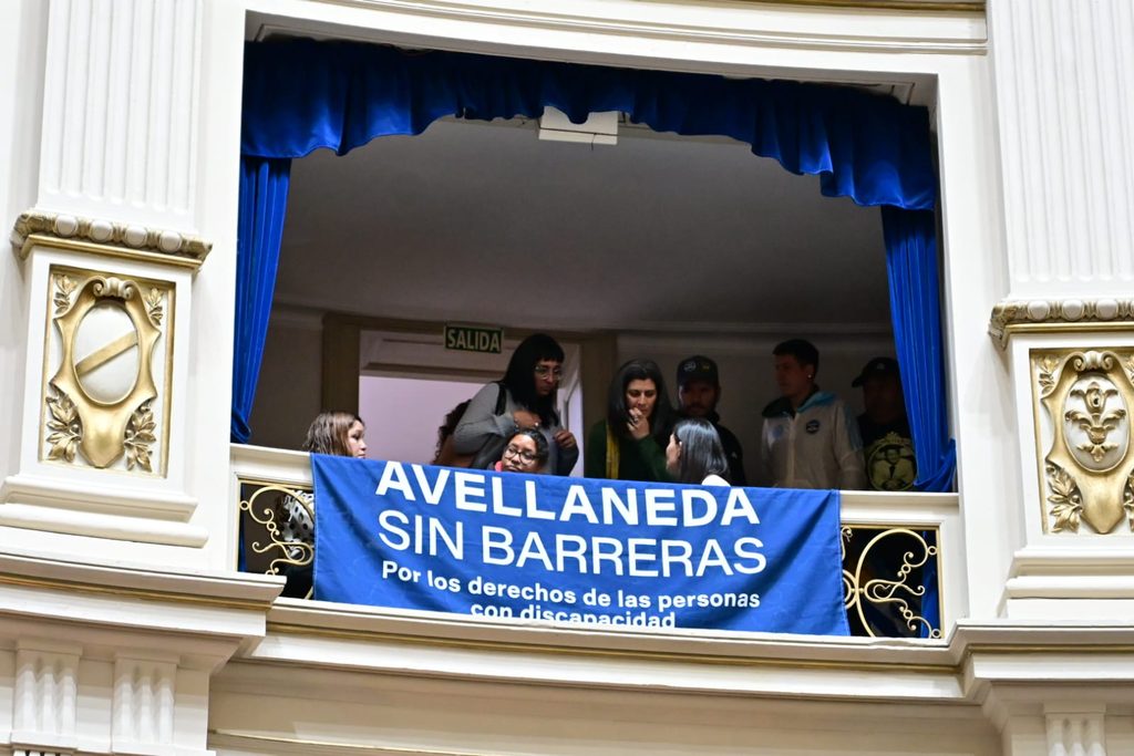 Organizaciones y familiares de personas con discapacidad se hicieron presentes en Diputados y celebraron la sanción definitiva de la ley de talleres protegidos.