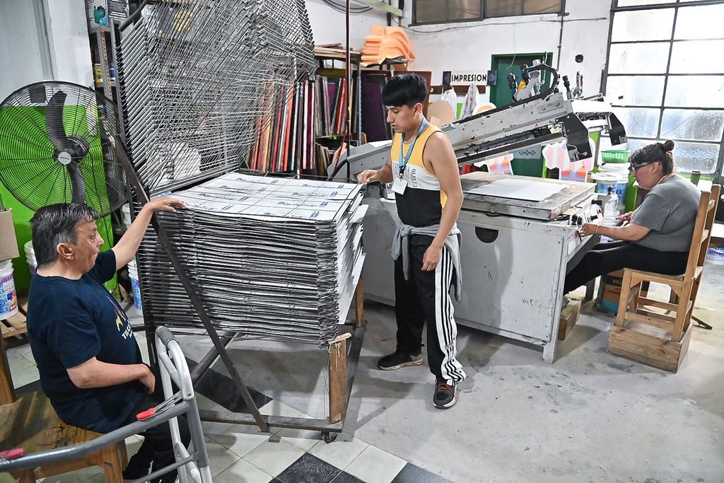 El Taller Protegido Los Tilos de La Plata se dedica a la producción de cajas para instituciones y empresas. 