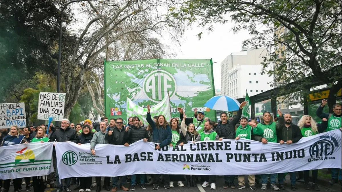La comunidad de Punta Indio se movilizó este jueves al Ministerio de Defensa para reclamar contra el cierre y la pérdida de capacidades de la base aeronaval.