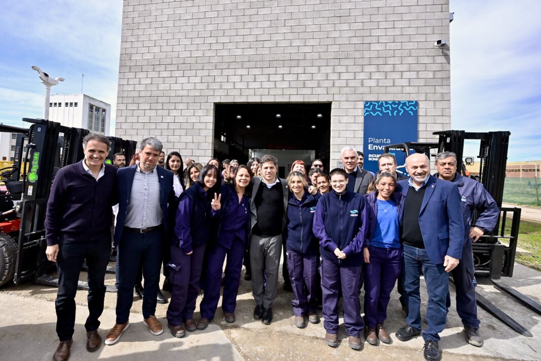 El gobernador bonaerense, Axel Kicillof, inauguró este viernes en Ensenada la primera planta embotelladora de ABSA. Todos los detalles.