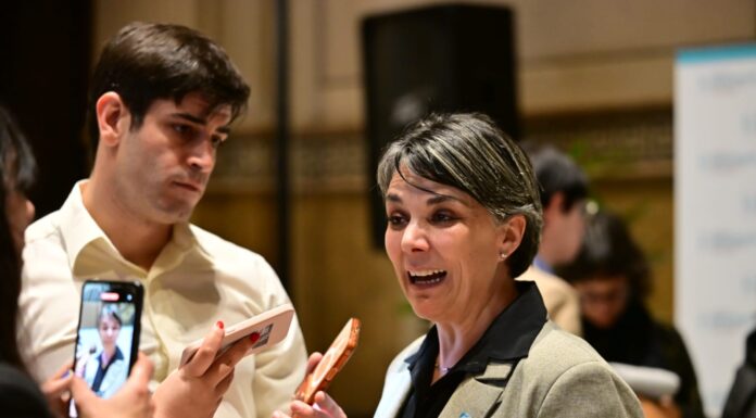 “Es mi legado”: la mamá de Ema celebró la aprobación de la ley contra la violencia digital La mama de Ema Bondaruk, Laura Sánchez, celebró la media sanción de la ley contra la violencia digital. “Es el resultado de un trabajo colectivo”, afirmó.
