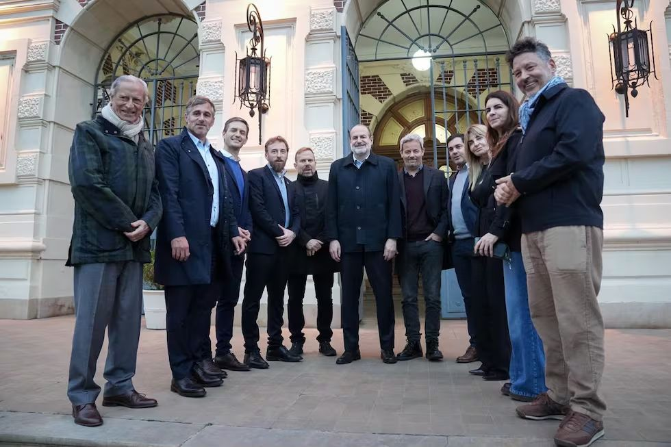 Tras cosechar foto con Máximo Kirchner, la Liga de Intendentes Peronistas se reunió este viernes con el titular del bloque peronista en el Senado nacional, José Mayans. 