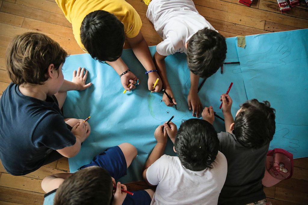 La iniciativa habilita a niños y adolescentes a presentar consultas, peticiones y denuncias sin intermediación de personas adultas.