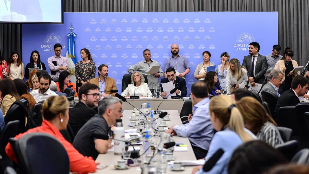 Para desactivar una posible sesión especial sobre endeudamiento familiar de la oposición, el oficialismo convocó a tratar el tema en comisiones la próxima semana. Los detalles.