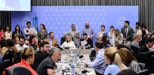 Para desactivar una posible sesión especial sobre endeudamiento familiar de la oposición, el oficialismo convocó a tratar el tema en comisiones la próxima semana. Los detalles.