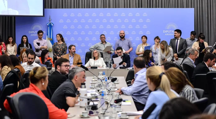 Para desactivar una sesión especial, el oficialismo patea el tema del endeudamiento a comisiones Para desactivar una posible sesión especial sobre endeudamiento familiar de la oposición, el oficialismo convocó a tratar el tema en comisiones la próxima semana. Los detalles.