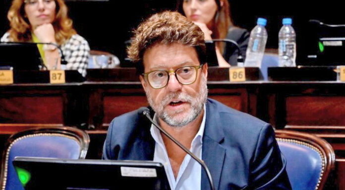 Garciarena cruzó a Kicillof: “Recuerde que su obligación es mejorar la vida de los bonaerenses” El titular del bloque de diputados de la UCR + Cambio Federal, Diego Garciarena, volvió a cargar contra el gobernador Axel Kicillof. “Su obligación es con los bonaerenses”, recalcó.