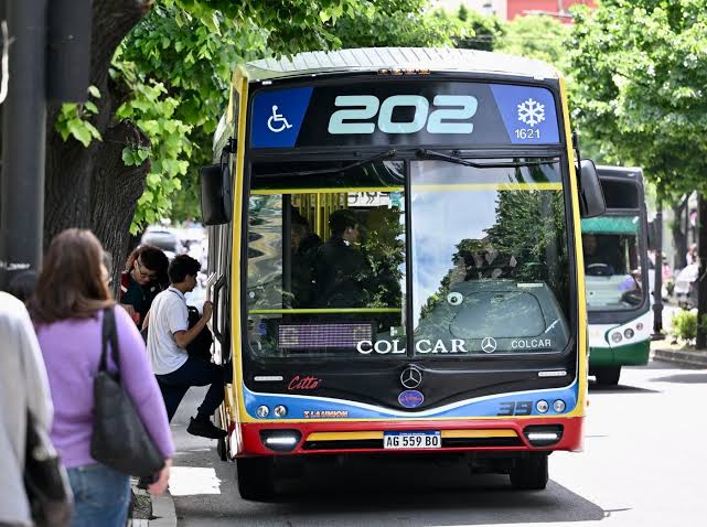 Los usuarios del Gran La Plata afrontarán una nueva suba en los colectivos provinciales que conectan La Plata, Berisso y Ensenada.