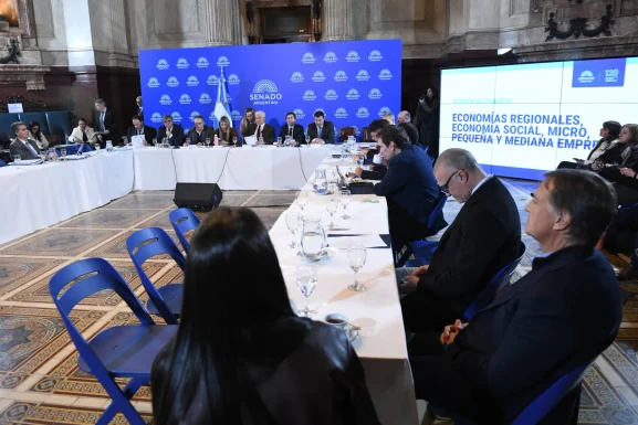 LLA negocia cambios para evitar que el Súper RIGI vuelva a Diputados La Libertad Avanza negocia con aliados para dictaminar el Súper RIGI en el Senado y evitar cambios que obliguen al proyecto a volver a Diputados.