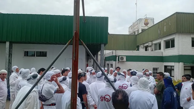 Trabajadores de Granja Tres Arroyos entraron en alerta por el anuncio del "cierre temporal" de la planta que funciona en Capitán Sarmiento. 