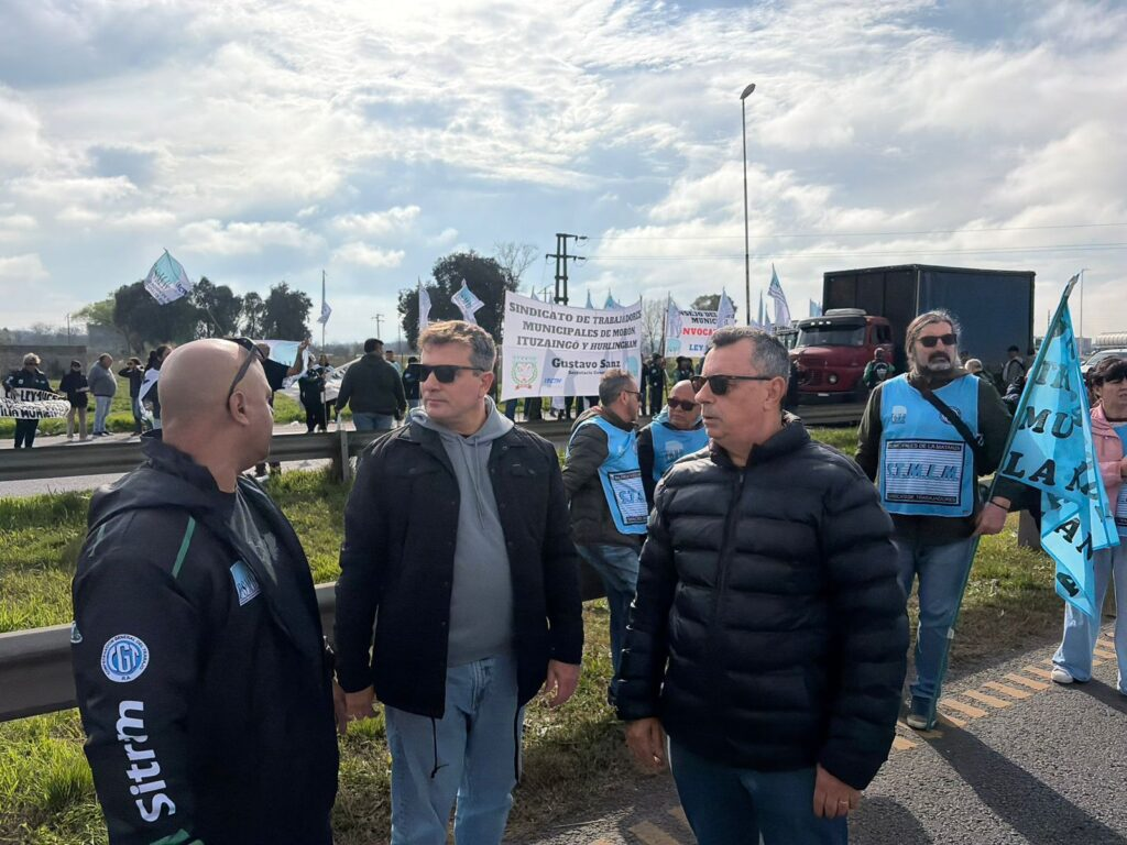 Municipales bonaerenses protagonizaron este lunes la primera medida de fuerza de su plan de lucha con cortes de rutas a la altura de Cañuelas en reclamo de mejoras salariales. 