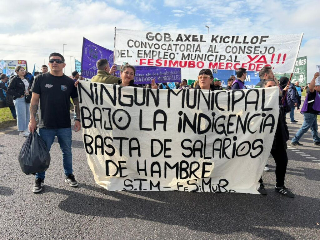 Municipales bonaerenses protagonizaron este lunes la primera medida de fuerza de su plan de lucha con cortes de rutas a la altura de Cañuelas en reclamo de mejoras salariales. 