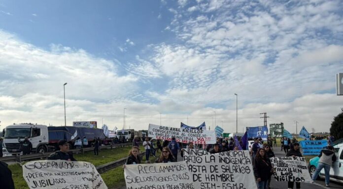 Municipales bonaerenses cortaron rutas para reclamar aumentos salariales Municipales bonaerenses protagonizaron este lunes la primera medida de fuerza de su plan de lucha con cortes de rutas a la altura de Cañuelas en reclamo de mejoras salariales.