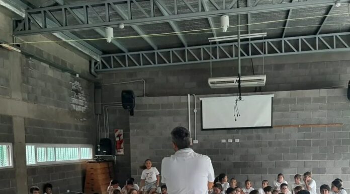 El massismo impulsa una ley para prevenir la ludopatía infantil en los clubes de barrio El diputado bonaerense, Carlos Puglelli, busca modificar la Ley 12.108 para establecer medidas de prevención contra la ludopatía infantil en los clubes.