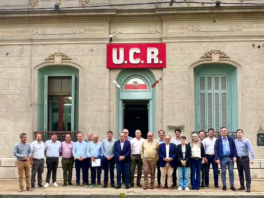 El Foro de Intendentes de la UCR bonaerense quedó dividido en partes iguales y la definición de sus autoridades pasó a una negociación política.
