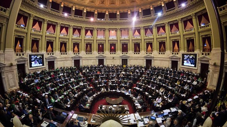 En Diputados, la oposición insiste en que el Estado debe intervenir para paliar la morosidad.