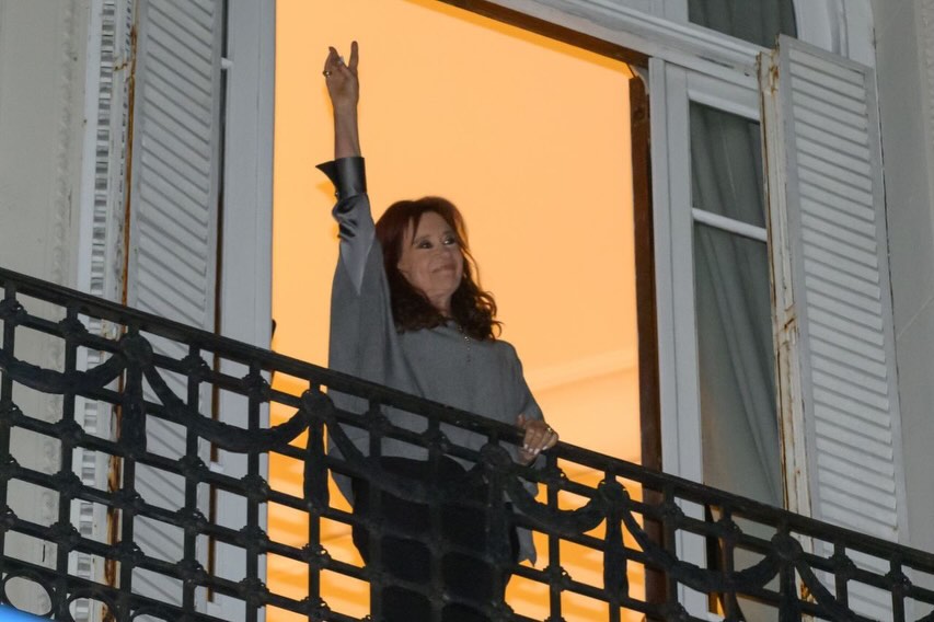 A cuatro años del atentado, el kirchnerismo prepara una conmemoración en el domicilio donde Cristina Kirchner cumple prisión domiciliaria por la causa Vialidad.
