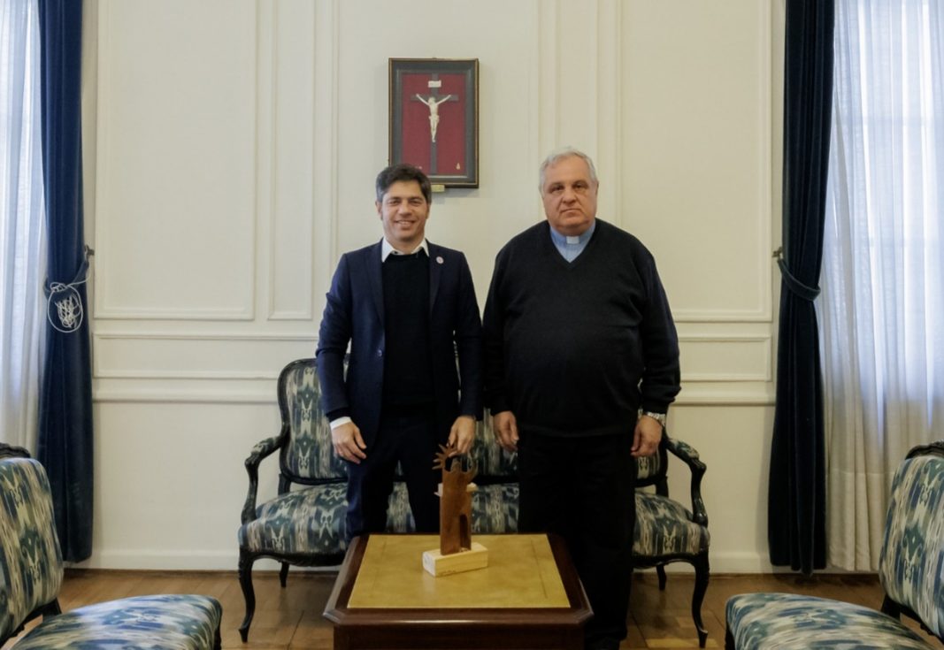 El gobernador Axel Kicillof dialogó con el presidente de la Conferencia Episcopal Argentina, monseñor Colombo, sobre la organización de la visita del Papa León XIV a territorio bonaerense.