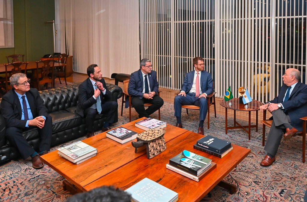Diputados opositores se reunieron en Brasilia con autoridades y parlamentarios brasileños para reabrir el diálogo bilateral.