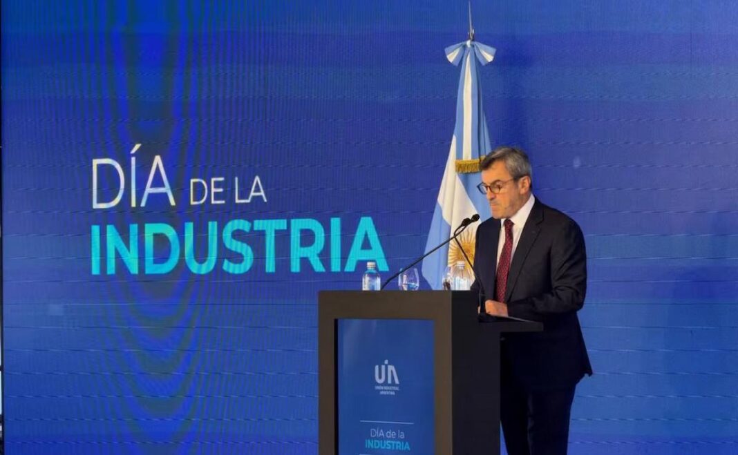 El presidente de la UIA, Martín Rapallini, encabezó el acto por el Día de la Industria y lanzó un duro mensaje a Javier Milei por la caida de la actividad.