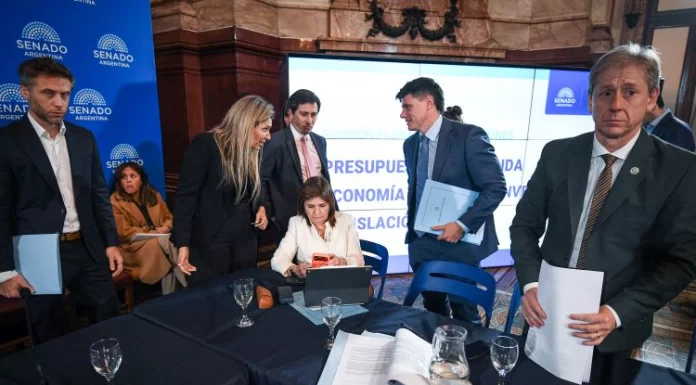 Congreso: la oposición olió sangre y le volteó el dictamen del Súper RIGI a Milei En una nueva muestra de debilidad, el oficialismo no logró dictaminar este miércoles el proyecto del Súper RIGI en el plenario de comisiones del Senado nacional.