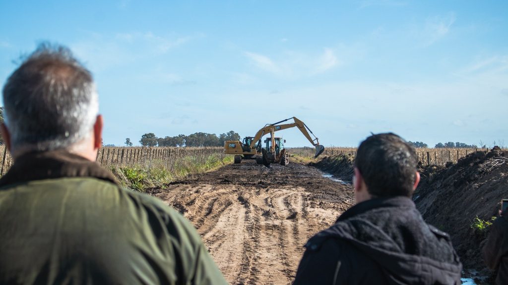 Según repusieron desde CARBAP, el Puerto Quequén contrató maquinaria pesada para recuperar la transitabilidad de caminos rurales afectados por los excesos hídricos.