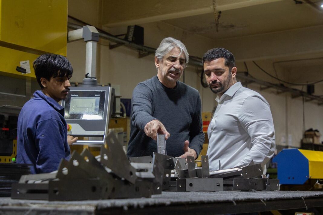 El dirigente peronista de Lanús, Agustín Balladares, recorrió una histórica empresa de instalación de ascensores en el Día de la Industria Nacional.