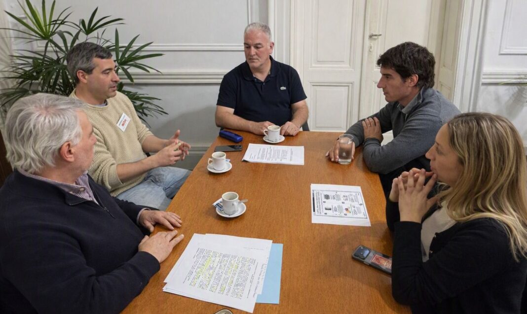 El vicepresidente de la Cámara de Diputados bonaerense, Matías Civale, recibió a vecinos de Punta Indio ante la decisión del Gobierno nacional de cerrar la Base Aeronaval.