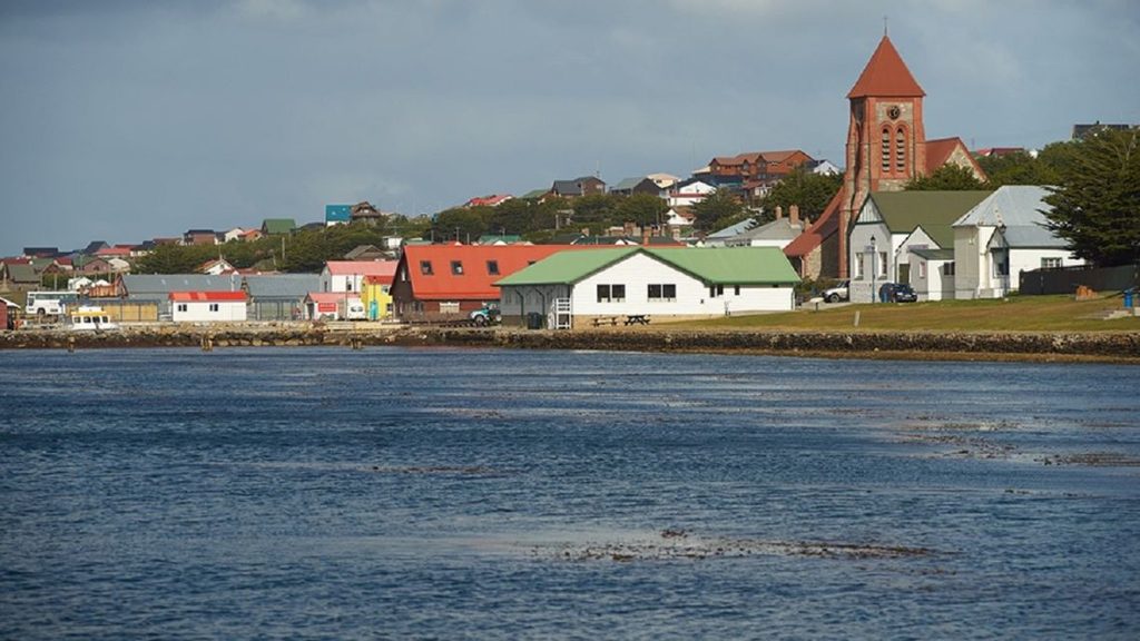 Funcionarios del Reino Unido sostuvieron que las Malvinas "son británicas y seguirán siéndolo porque eso es lo que quieren los isleños".