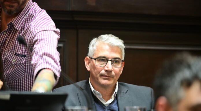 Puglelli: “Milei no puede reducir el sobreendeudamiento a una relación de particulares” El diputado bonaerense de Fuerza Patria, Carlos Puglelli, alertó por el crecimiento de la morosidad crediticia y el uso de préstamos para cubrir gastos básicos.