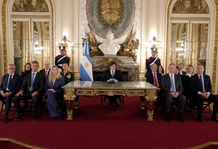 Milei reúne al Gabinete y a legisladores para ordenar la estrategia por el Presupuesto 2027 El presidente, Javier Milei, encabeza una nueva reunión de Gabinete en la Casa Rosada, y recibe a los diputados y senadores nacionales de La Libertad Avanza