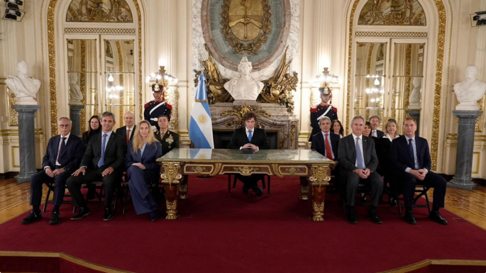 Milei reúne al Gabinete y a sus legisladores de LLA para ordenar la estrategia por el Presupuesto 2027 El presidente, Javier Milei, encabeza una nueva reunión de Gabinete en la Casa Rosada, y recibe a los diputados y senadores nacionales de La Libertad Avanza
