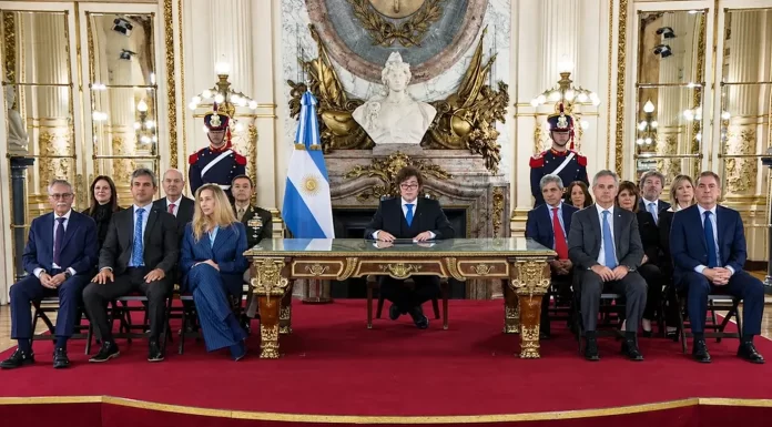 Empresarios respaldaron a Milei: “La soberanía sobre las Malvinas es irrenunciable” Empresarios de distintas entidades respaldaron el reclamo de Javier Milei sobre las Islas Malvinas y acompañaron las acciones para resguardar los recursos.